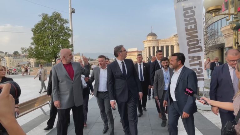 Rama në Maqedoninë e Veriut, shëtitje me Zaev e Vuçiç, qytetarët iu kërkojnë “selfie”