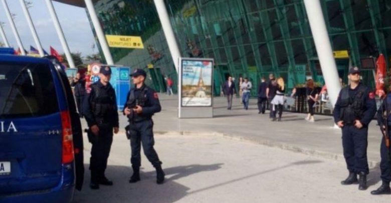 Goditi punonjësen e kompanisë ajrore, arrestohet në flagrancë 42-vjeçarja