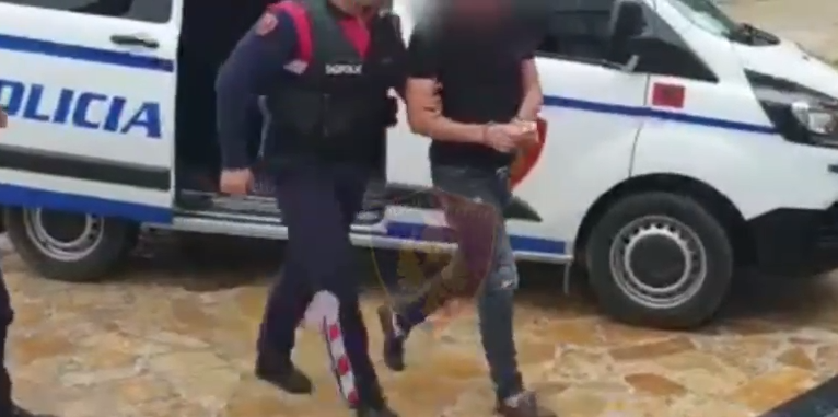 Lejoi ndërtimin e objekteve pa leje në bregdet, në pranga punonjësi i IKMT-së