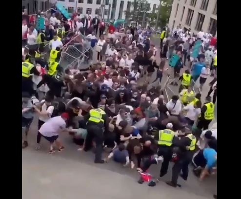 Shihni çfarë po ndodh në Wembley: rrahje masive mes tifozëve e sigurisë (VIDEO)
