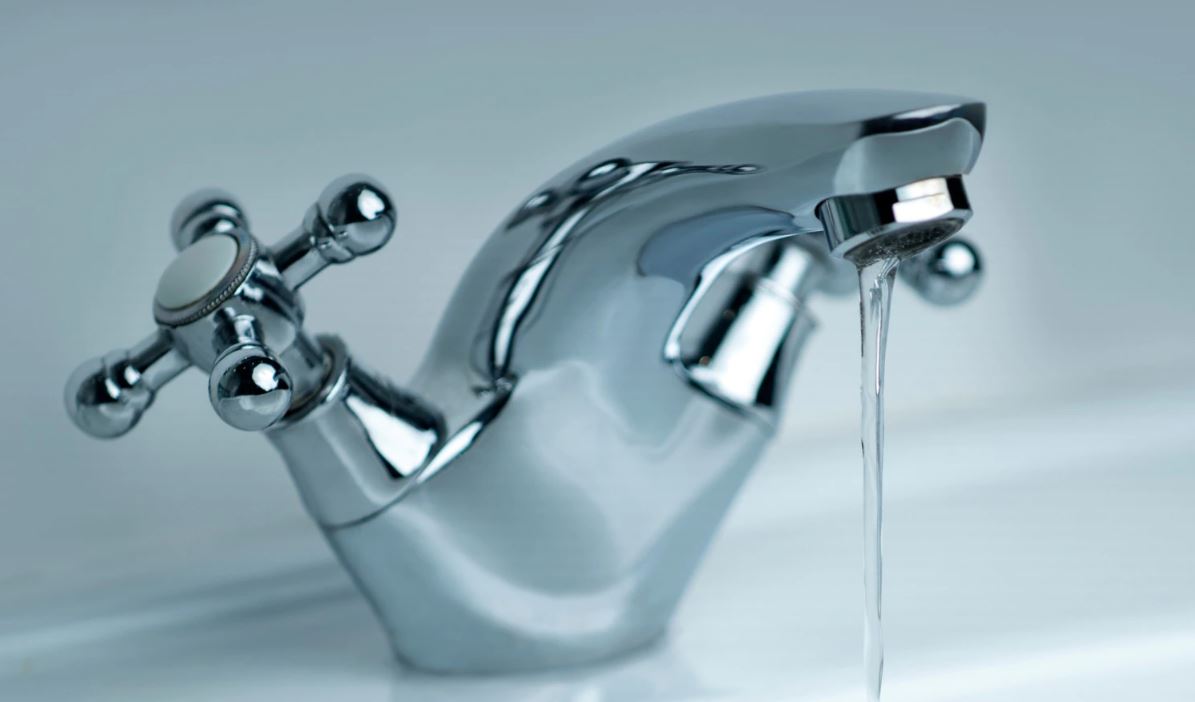 “Ka prezencë të baktereve të E.coli”, IKSHP e Kosovës nxjerr rezultatin: Uji është i papijshëm