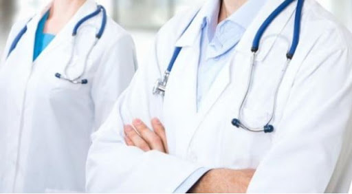 EMRAT/ 20-vjeçarja ndërroi jetë pas lindjes, pezullohen 2 mjekët