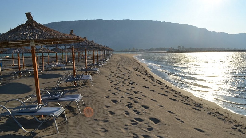Tentuan të ndërtonin “beach-bar” pa leje, në pranga pronari dhe dy punëtorët
