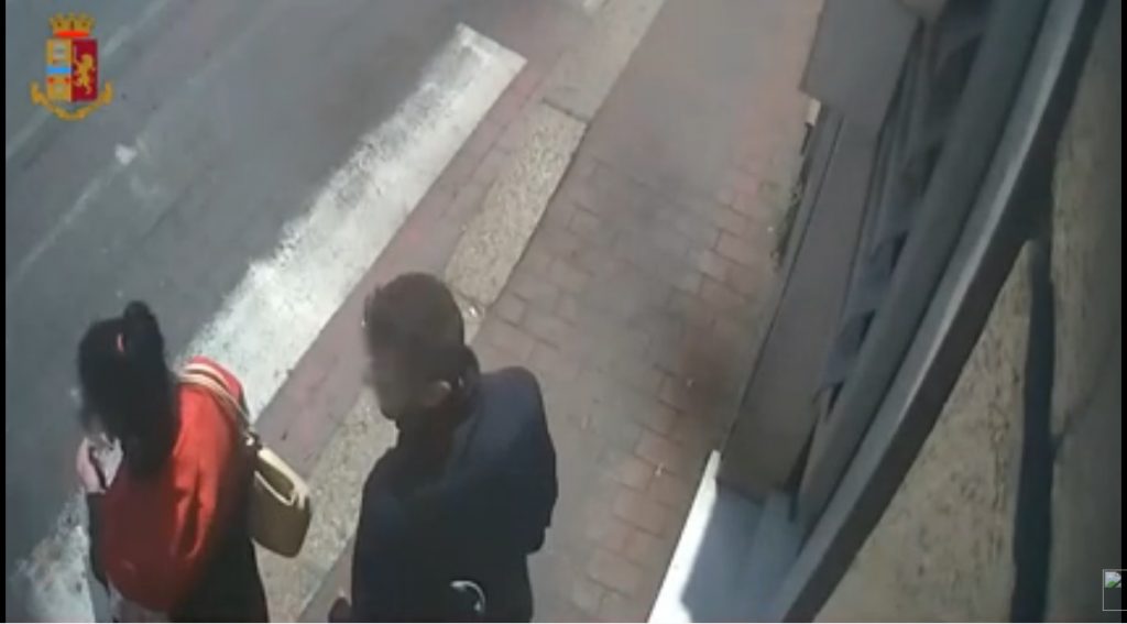 Hajduti tradhtohet nga puthja me të dashurën