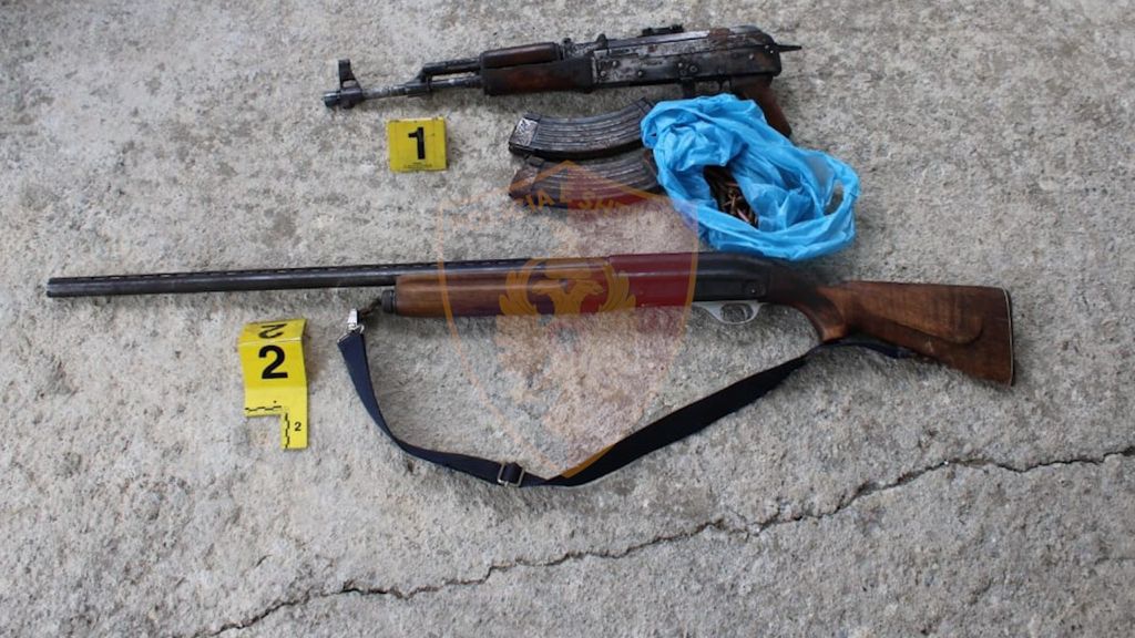 Iu gjetën në shtëpi kallashnikov e armë gjahu, arrestohet poseduesi (EMRI)