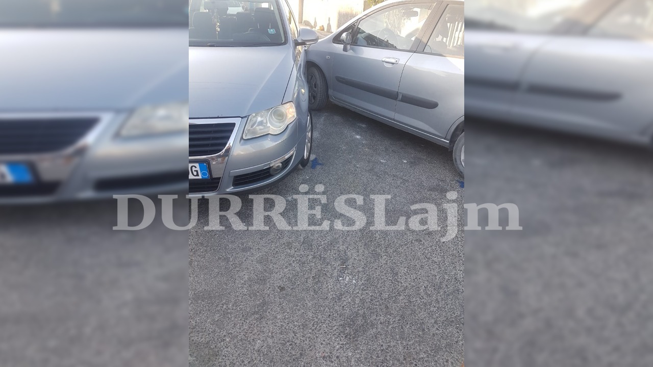 Përplasen dy automjete në Durrës, dëme materiale (FOTO)