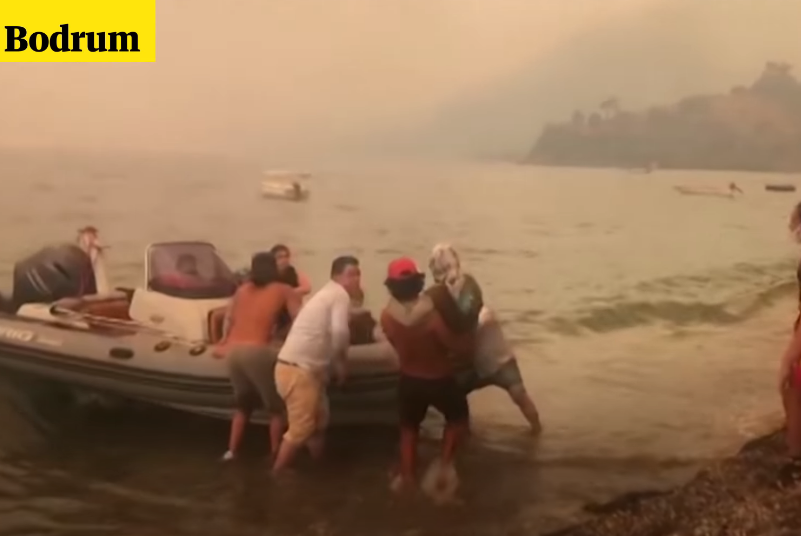 Turistët dhe banorët lënë gjithçka pas, marrin skafet dhe largohen nga zjarret në Turqi (VIDEO)