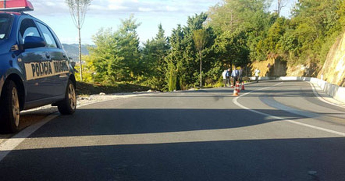 Makina del nga rruga dhe bie nga disa metra lartësi, plagosen 2 persona