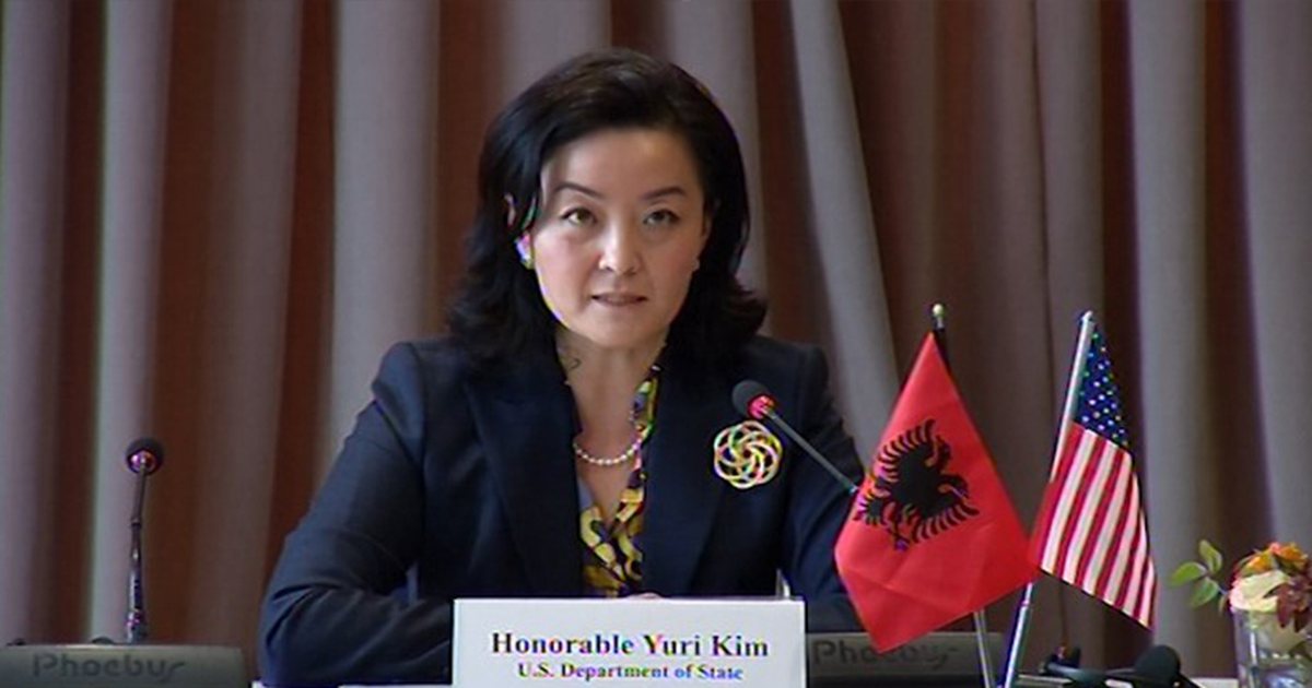 Ambasadorja Kim e trishtuar për zjarret në vend: Mbërrijnë ekspertë amerikanë për të mbështetur FA-të