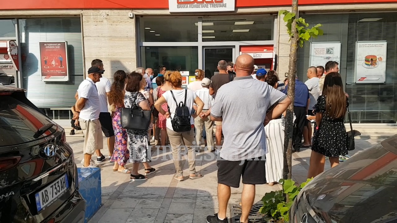 Durrës, radhë të gjata jashtë bankave, klientët presin për orë të tëra (VIDEO)