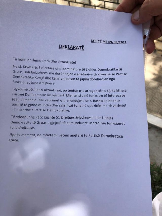 Dorëhiqen 51 drejtues dhe anëtarë të PD-së në Korçë