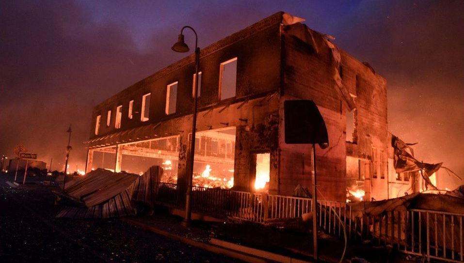 Zjarri “gllabëron” qytezën në Kaliforni, shkrumbohet thuajse gjithçka