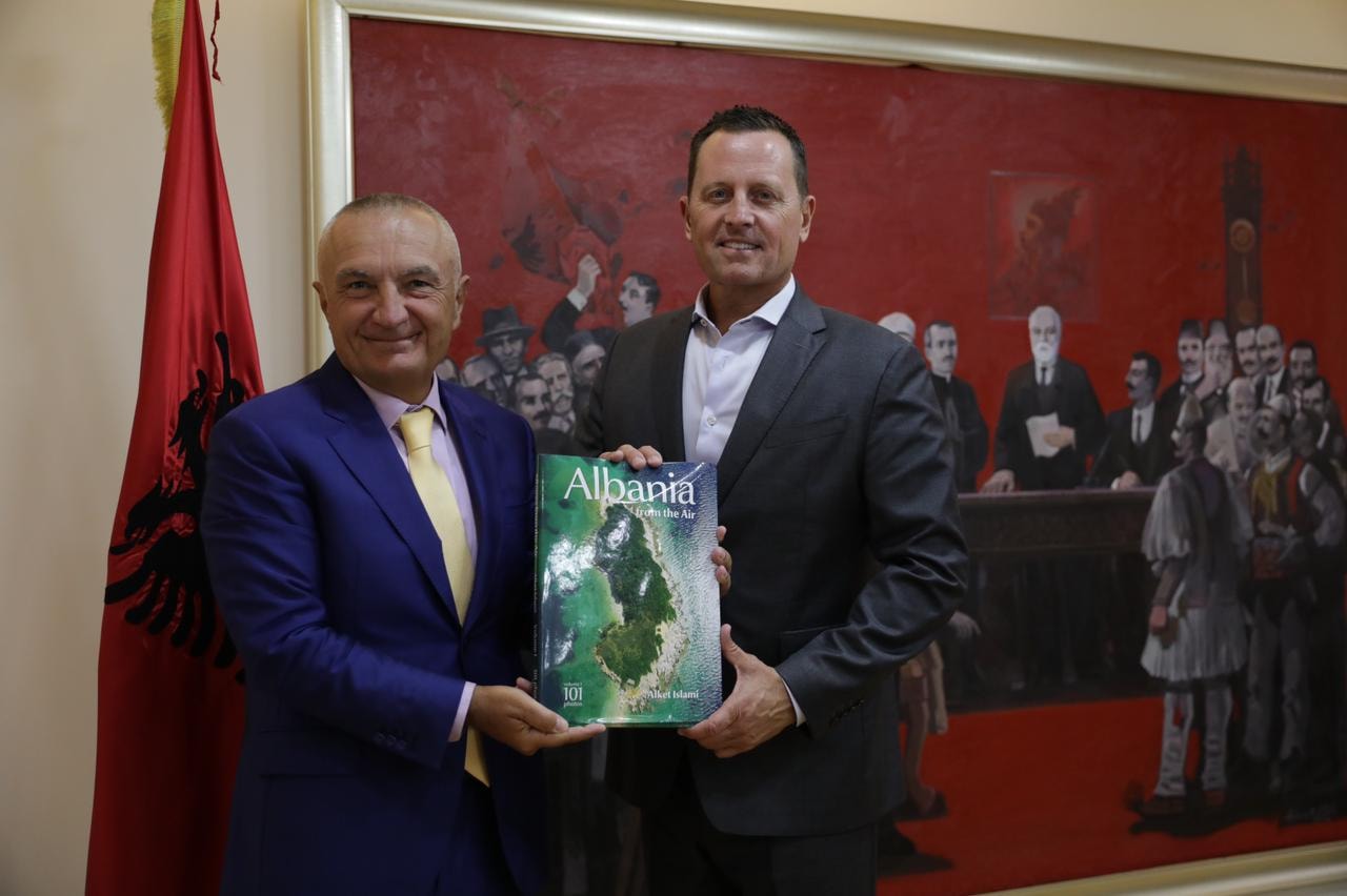 Presidenti Meta takon ish-ambasadorin Richard Grenell, ja libri që i dhuroi