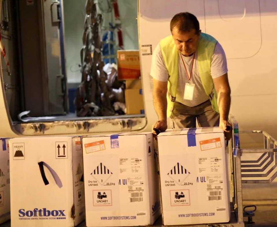 56,160 vaksina Pfizer mbërrijnë në Shqipëri, Rama: Vaksinohuni