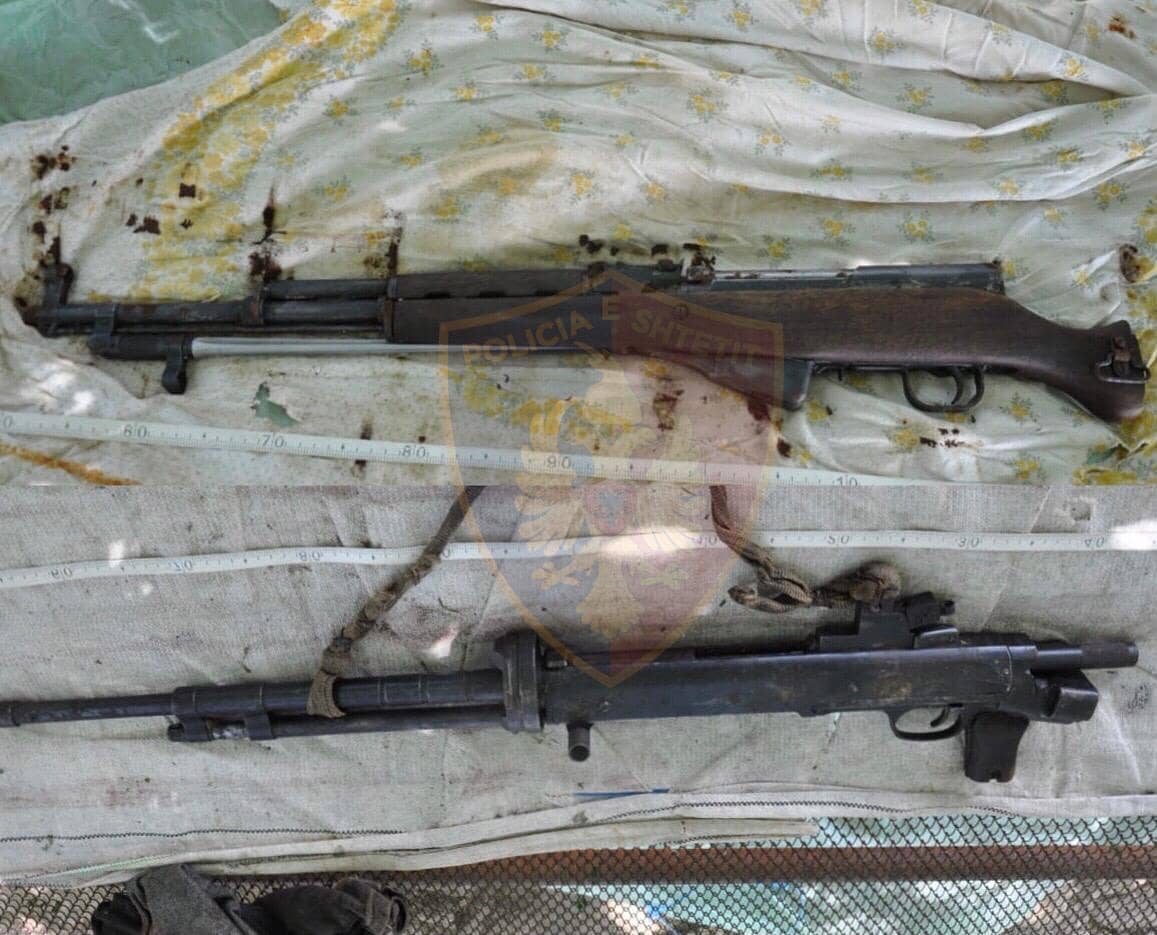 Mbante mitraloz dhe pushkë gjysmëautomatike në shtëpi, prangoset nga policia