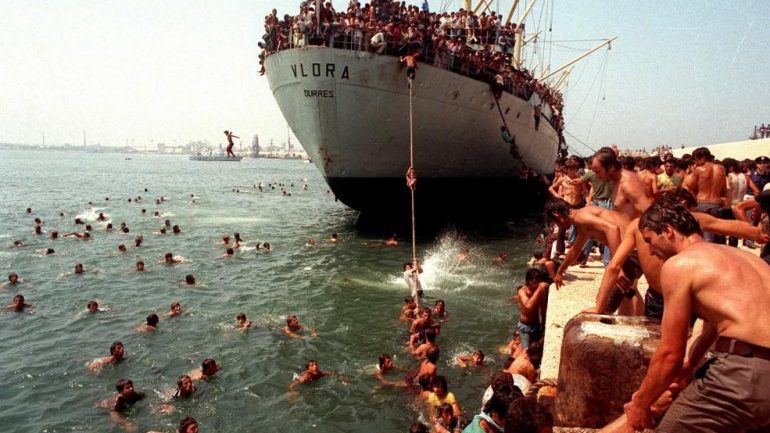 Eksodi me anijen “Vlora”, pamje të pabesueshme të shqiptarëve (VIDEO)