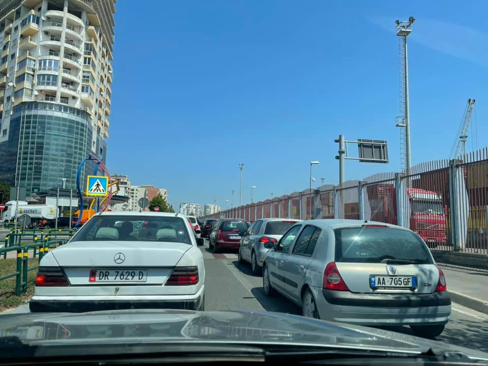 Trafik i rënduar në Durrës, Kuçi: Korrupsioni dhe paaftësia e “bashkisë pa kryetar” nuk kanë të sosur&#8230;