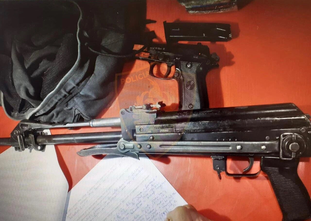 Mbante armë zjarri pa leje në banesë, arrestohet 30-vjeçari