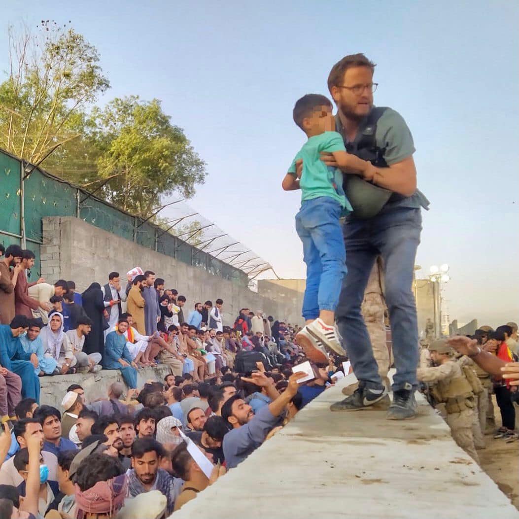 Fotoja e konsullit italian bëhet virale, në vijën e parë të ndihmës për popullin afgan