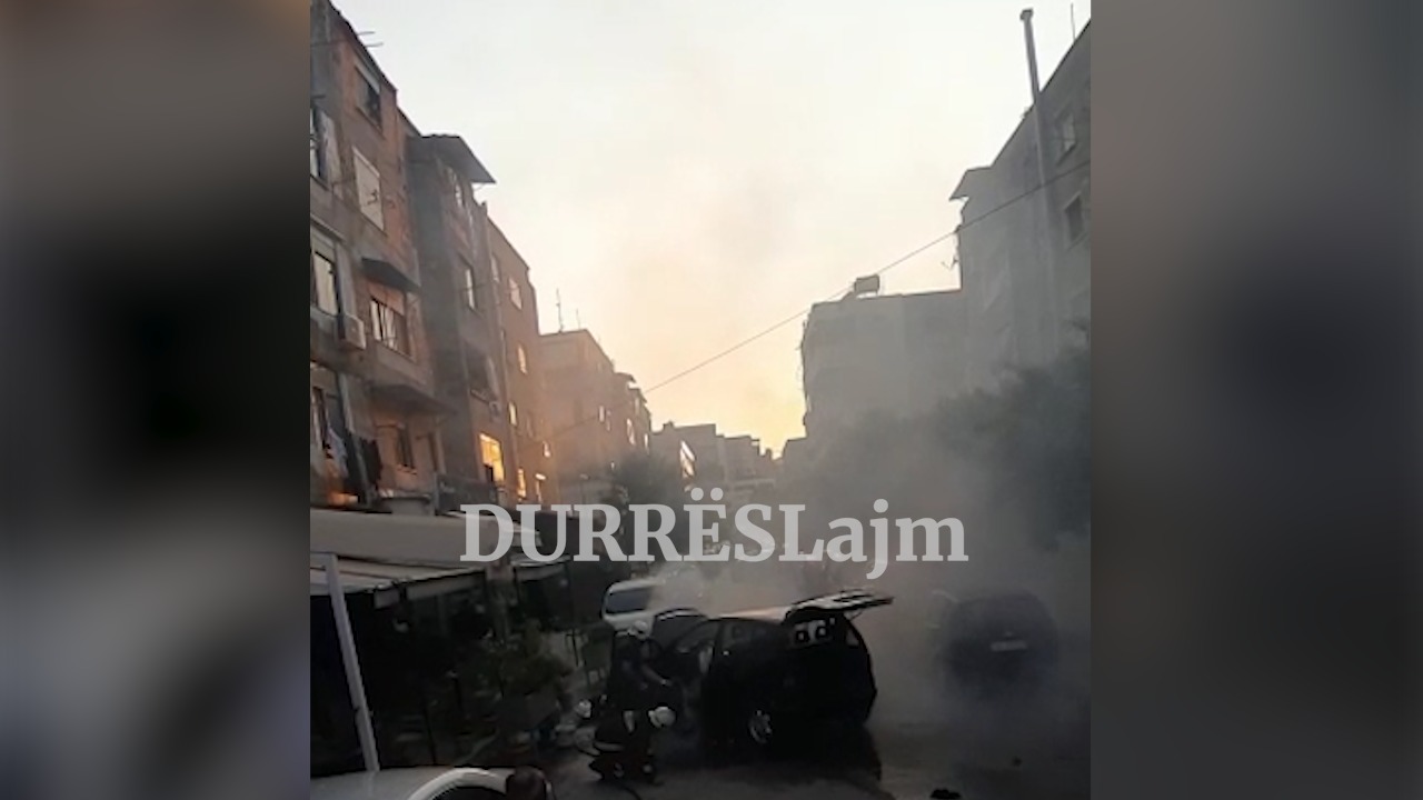 Durrës, përfshihet nga flakët një automjet, vetëm dëme materiale (VIDEO)