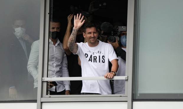 Messi pritet me ovacione në Paris (VIDEO)