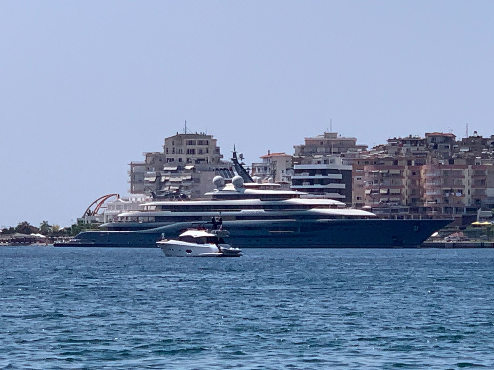 Jahti super luksoz i Jeff Bezos ankorohet në portin shqiptar