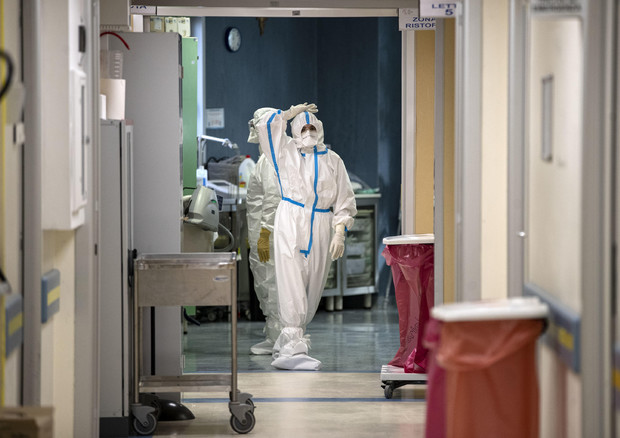 Rriten rastet me COVID-19 në Itali, 27 viktima në 24 orë