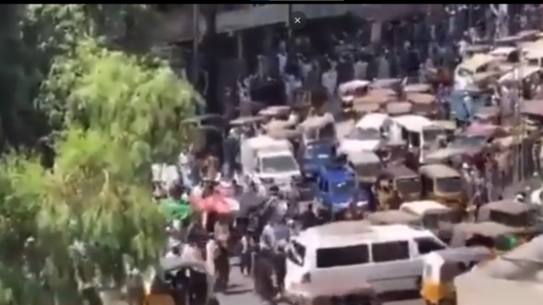 Talebanët qëllojnë ndaj protestuesve në Jalalabad, të paktën 2 të vdekur (VIDEO)