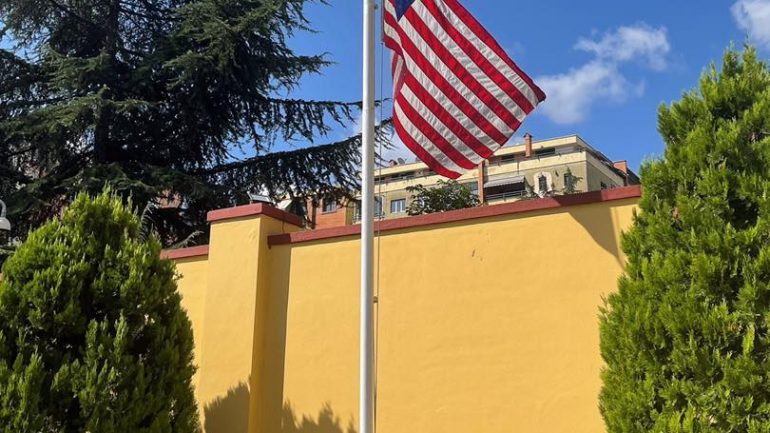 Sulmi terrorist në Kabul/ Ambasada e SHBA-së ul flamurin në gjysmë shtizë: Vajtojmë për viktimat