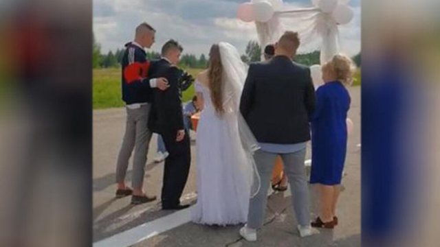 Dhëndrin s’e mbajnë dot këmbët në altar