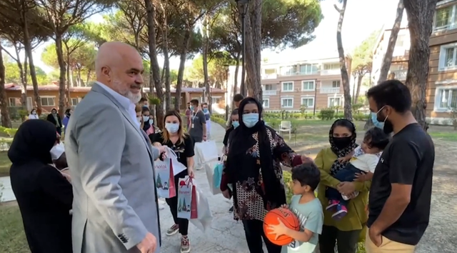 Kryeministri Rama viziton afganët në Durrës, u jep dhurata fëmijëve (VIDEO)