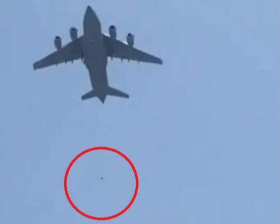 Të fshehur brenda gomave për t`u arratisur, 2 afganë bien nga avioni (VIDEO)