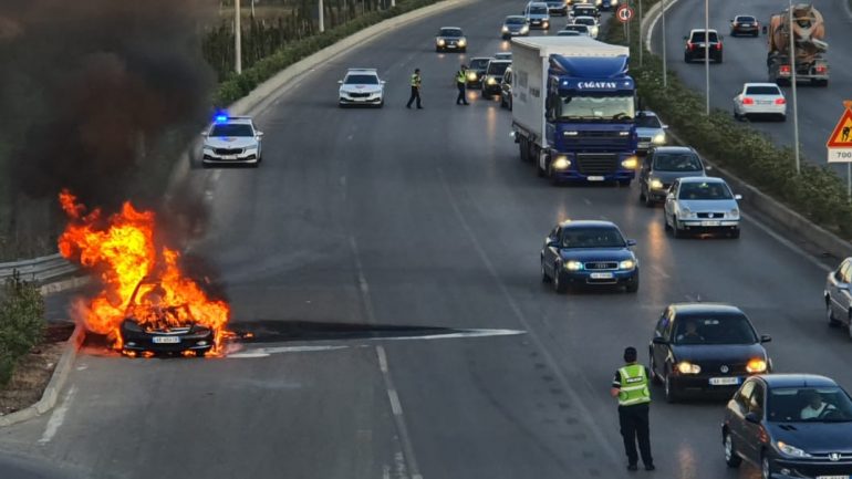 Përfshihet nga flakët mjeti tip “Benz”