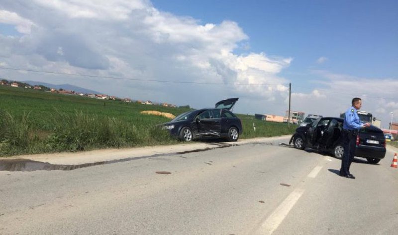 Aksident i rëndë, një makinë përfundon në kanal, tjetra në një dyqan pranë rrugës