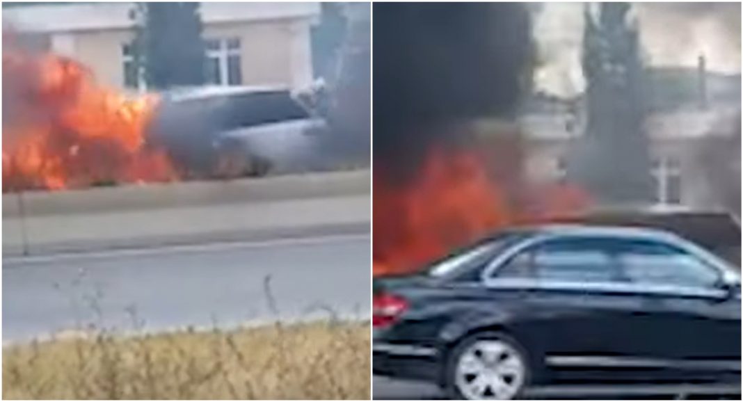 Përfshihet nga flakët makina luksoze në autostradën Tiranë-Durrës (VIDEO)