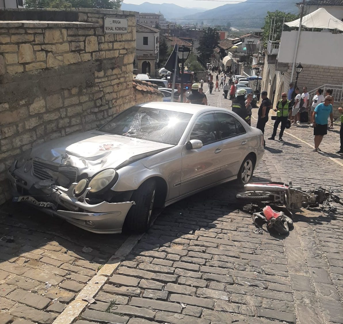 Motori përplaset me makinën e parkuar, plagosen rëndë dy të rinj