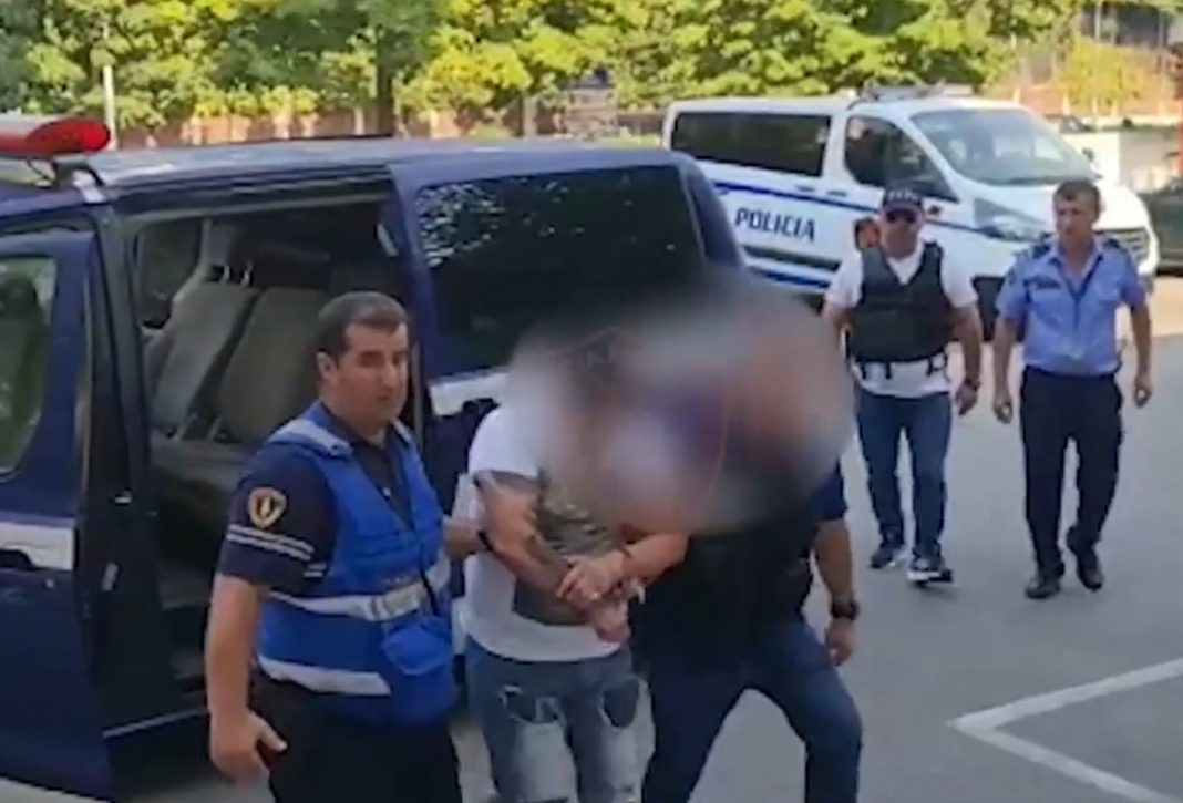 Arrestohet brenda një lokali 48-vjeçari, në tavolinë kishte armë dhe municion luftarak, pranga dhe shokut të tij (EMRAT)