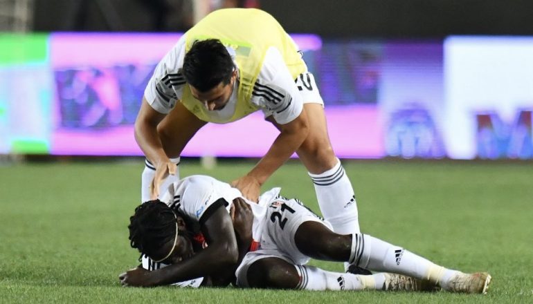 Momente paniku! Lojtari mbetet pa frymë dhe plaset në tokë