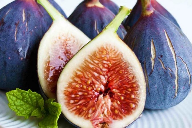 A është e ngrënshme lëkura e fikut? Cila është mënyra më e mirë për t’i konsumuar