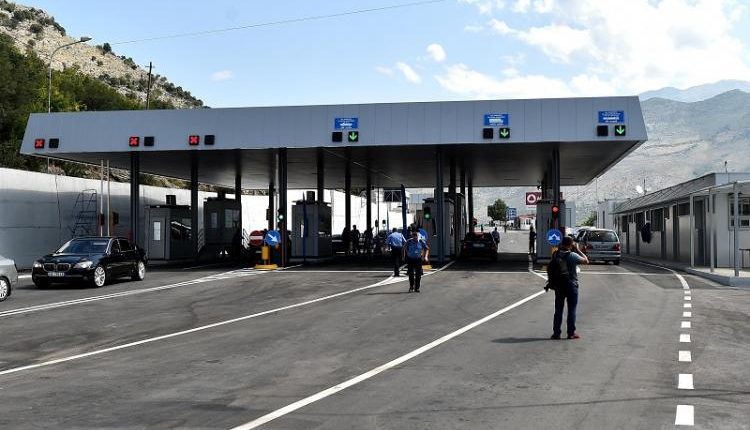 Tentoi të kalonte drogë me furgon në pikën kufitare, arrestohet 40-vjeçari (EMRI)