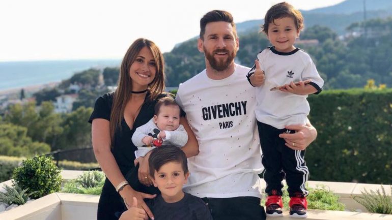 Messi rikthehet në Barcelonë për pushime me bashkëshorten dhe fëmijët