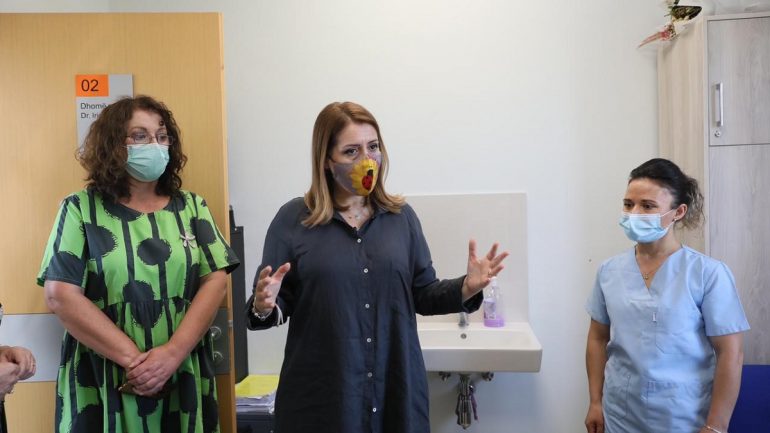 Muaji i hapur i vaksinimit për çdo qytetar mbi 18- vjeç, Manastirliu: Vetëm me kartën e identitetit