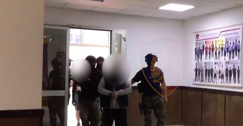 Kultivonin drogë në ambientet e një banese,   arrestohen 3 persona, njëri me precedent kriminal (EMRAT)