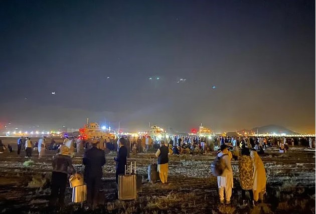 Kaos në aeroportin e Kabulit, turma afganësh vrapojnë për të kapur fluturimin (VIDEO)