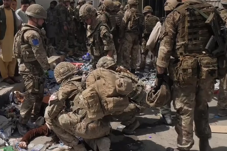 Kaos në aeroportin e Kabulit/ Shtypen 7 persona nga turma e njerëzve që kërkon të evakuohet