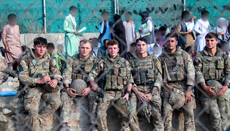 Britania i mbyll sot evakuimet nga Afganistani: S’jemi në gjendje që t’i evakuojmë të gjithë