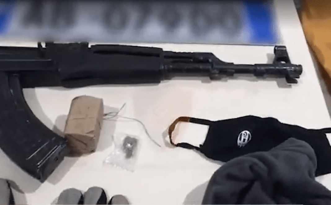 Dyshohet se ishte nisur për të kryer vrasje ose grabitje, si u kap në kohë 27-vjeçari i rrezikshëm (VIDEO-EMRI)