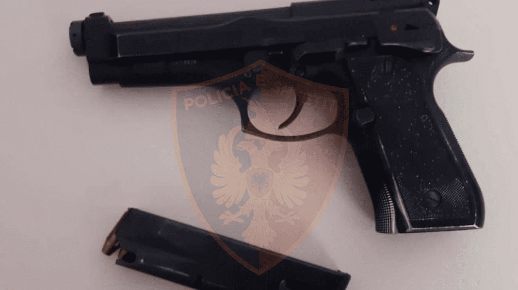 Lëvizte me armë me vete, arrestohet 17-vjeçari