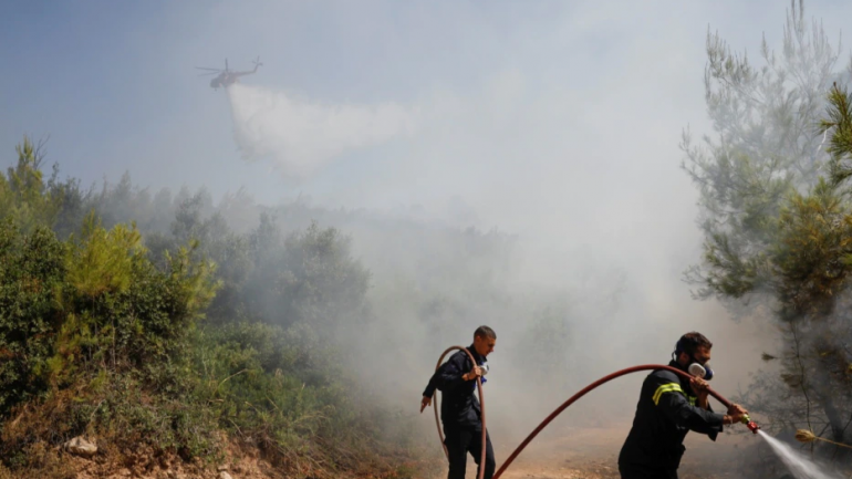Zjarret në Greqi, Mitsotakis: Situata më e rëndë në tre dekada