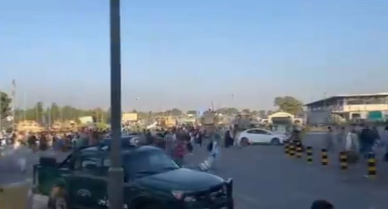 Kaosi në aeroportin e Kabulit, raportohet për 3 viktima
